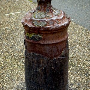 Pilier en métal dans une rue - France  - collection de photos clin d'oeil, catégorie clindoeil